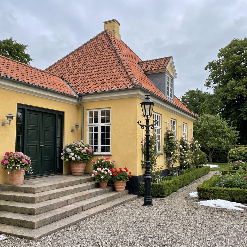 De Kennemer standerlampe, m/K7b, 225 cm i brug udendørs i aftenlys #cover