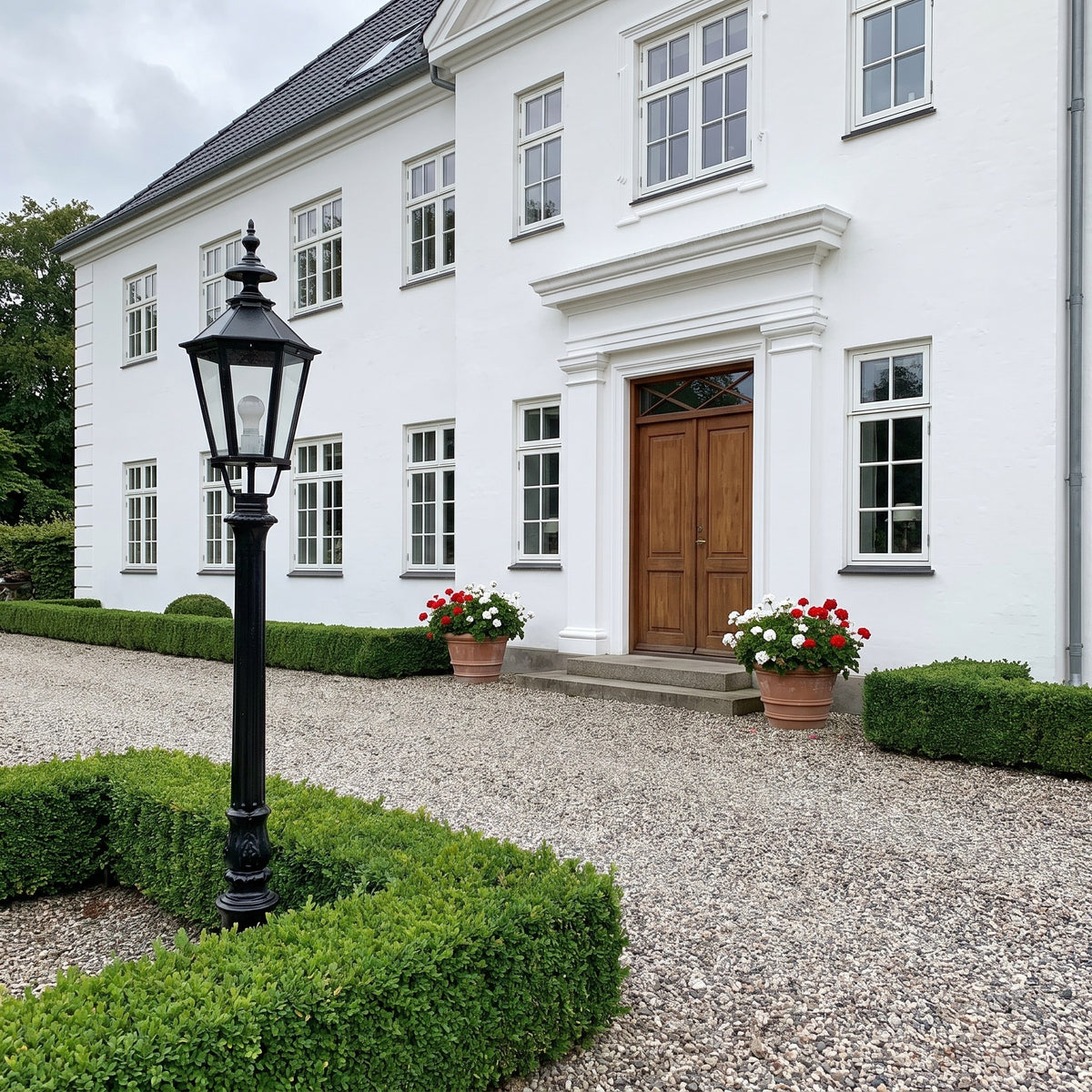De Waard standerlampe, m/K7b, 150 cm i brug udendørs i aftenlys