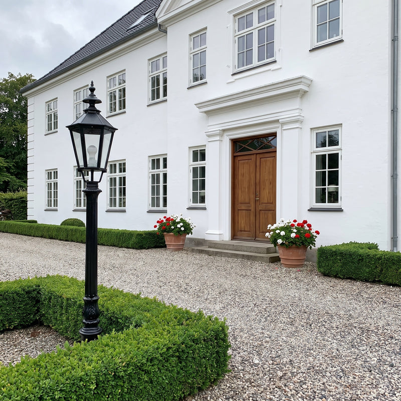 De Waard standerlampe, m/K7b, 150 cm i brug udendørs i aftenlys