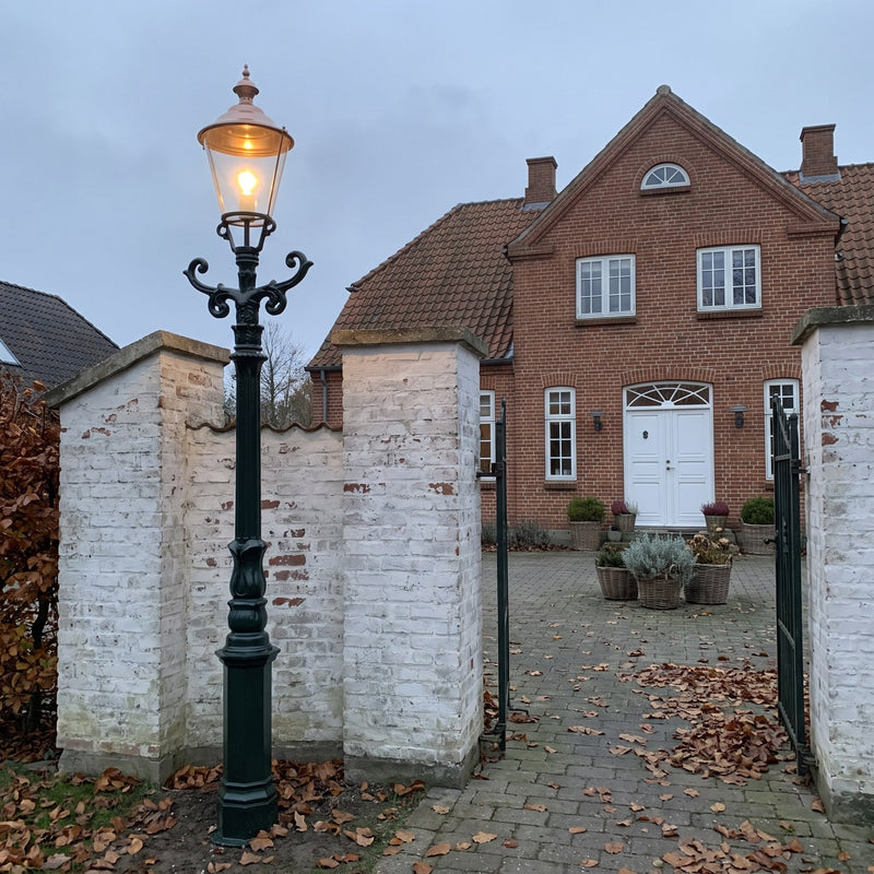 De Zaan standerlampe, m/K3b, 220 cm i brug udendørs i aftenlys