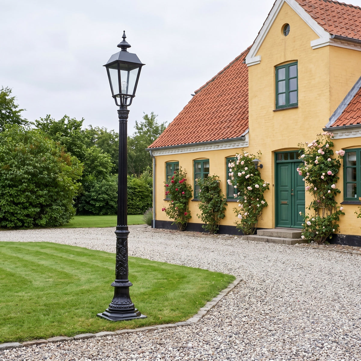 Florida standerlampe m/ K6a, 255 cm i brug udendørs i aftenlys