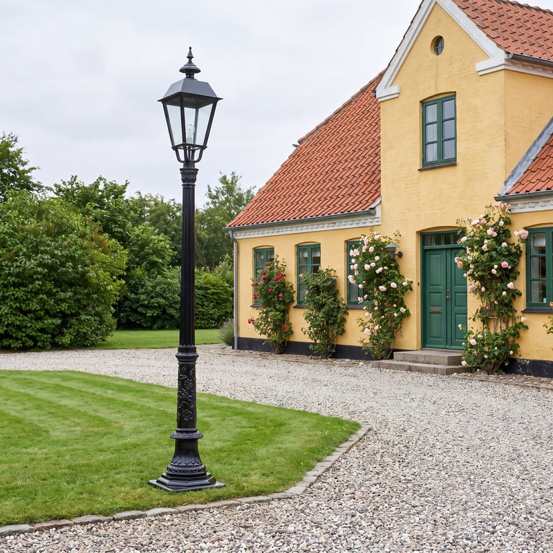 Florida standerlampe m/ K6a, 255 cm i brug udendørs i aftenlys