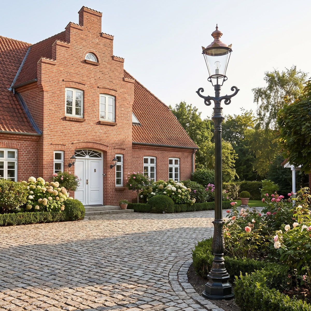Hamburg standerlampe, m/K3, 257 cm i brug udendørs i aftenlys