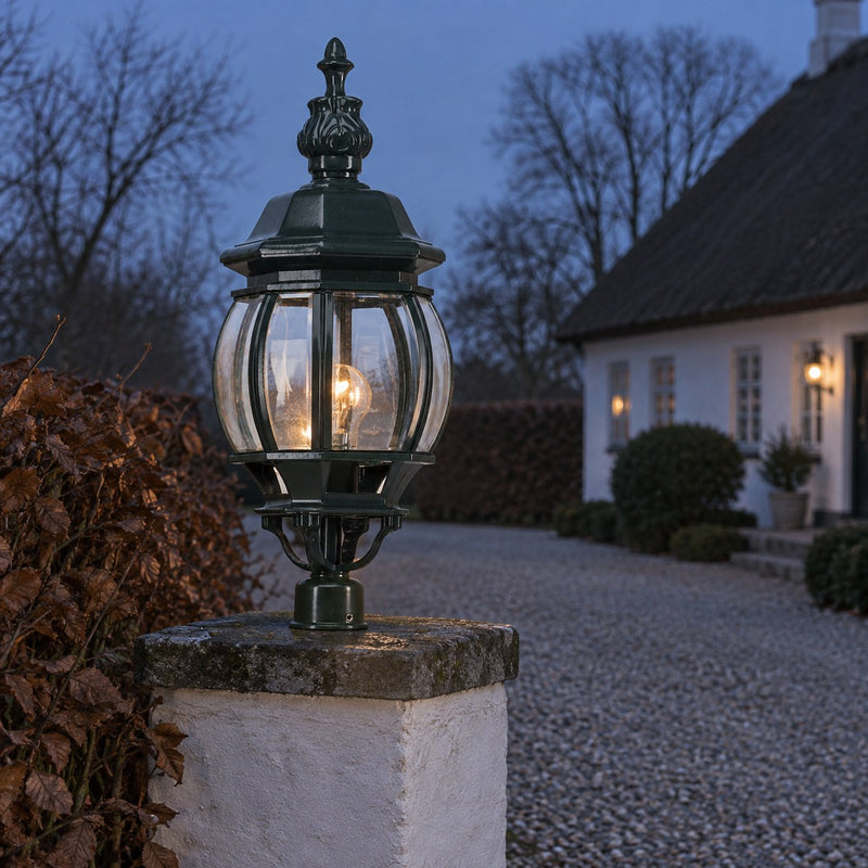 IT 2, løs lampe, rund, 55cm ved et dansk hus i aftenlys
