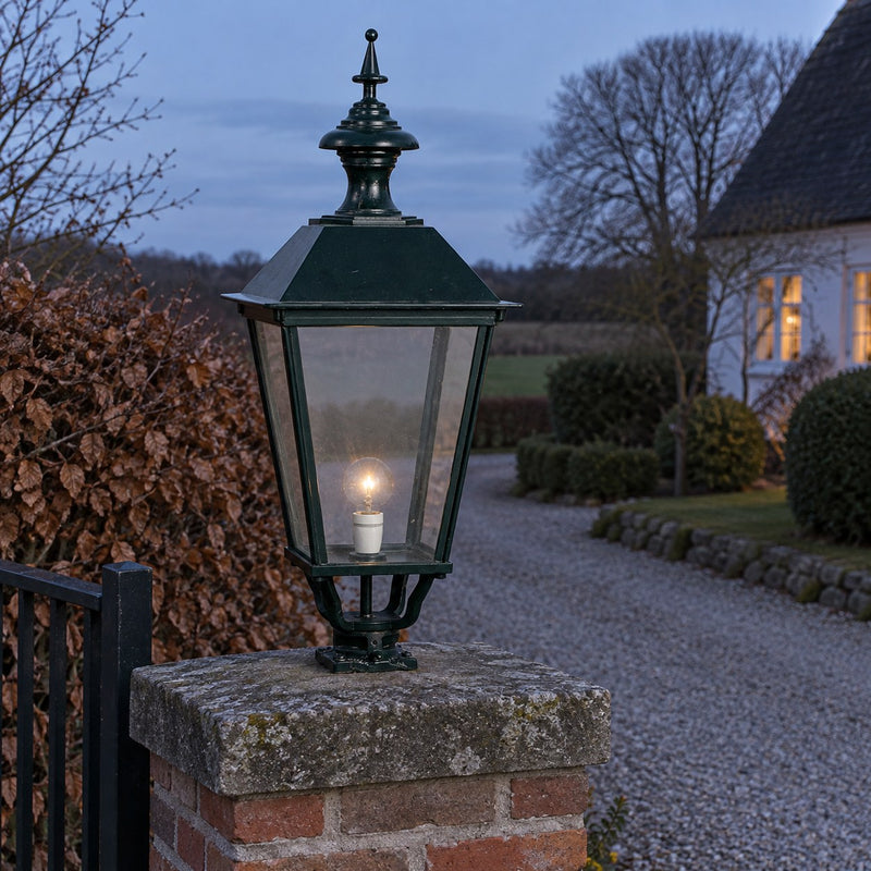 K 5, løs lampe, firkantet hjd 85 cm ved et dansk hus i aftenlys