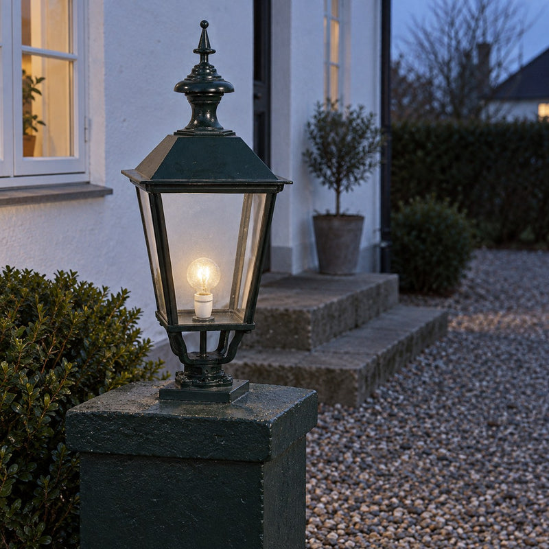 K 6 b, løs lampe, firkantet 55 cm monteret ved et dansk hus i aftenlys