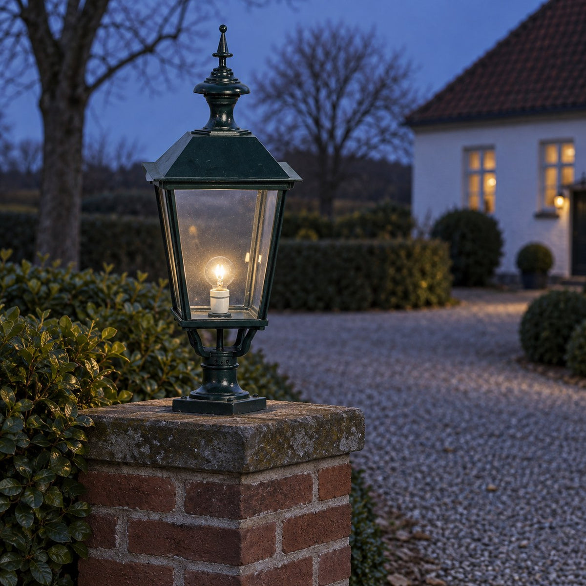 K 6 c, løs lampe, firkantet 60 cm ved et dansk hus i aftenlys