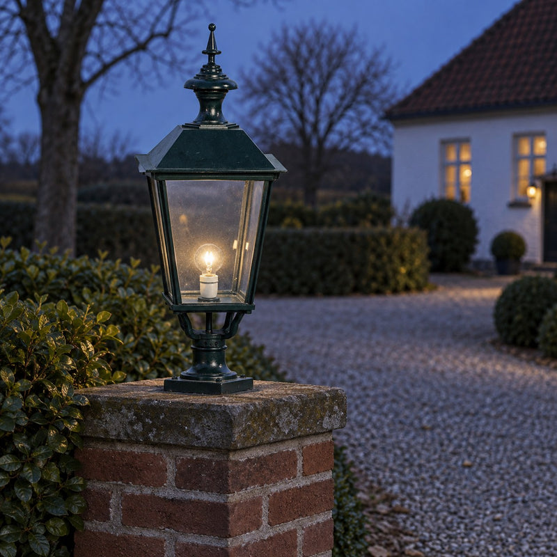 K 6 c, løs lampe, firkantet 60 cm ved et dansk hus i aftenlys