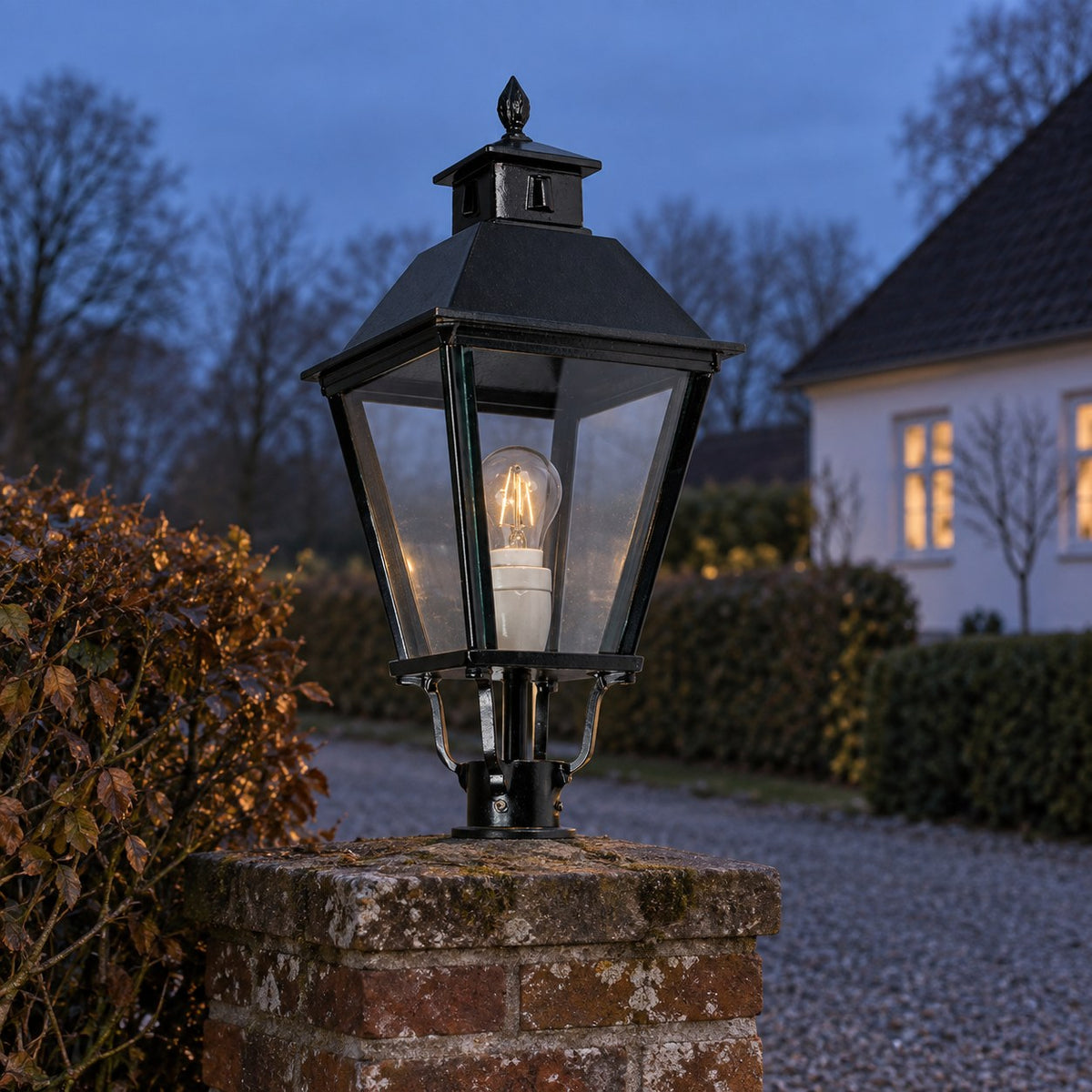 K 9 C, løs lampe, firkantet m/ speciel top hjd 55 cm ved et dansk hus i aftenlys
