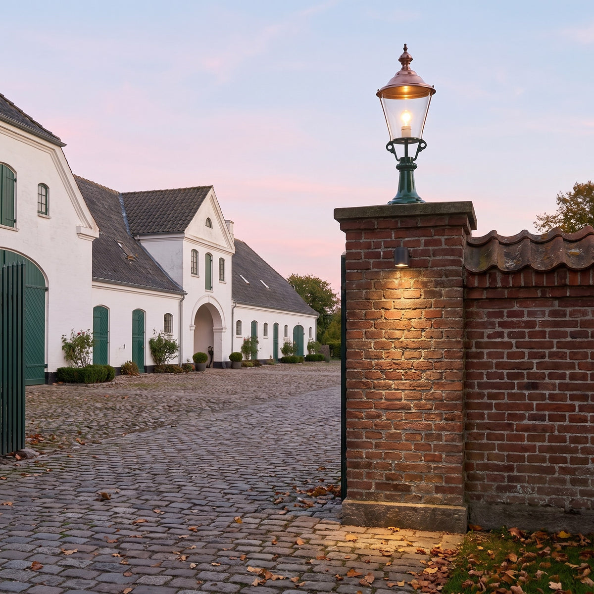 KS 210 sokkellampe, m/K3b, 72 cm i brug udendørs i aftenlys