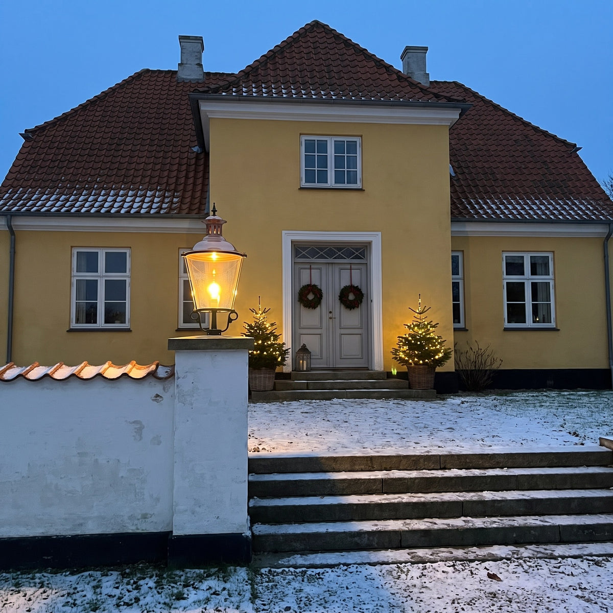Limburg 3, m/kobbertop, rund 63 cm i brug udendørs i aftenlys