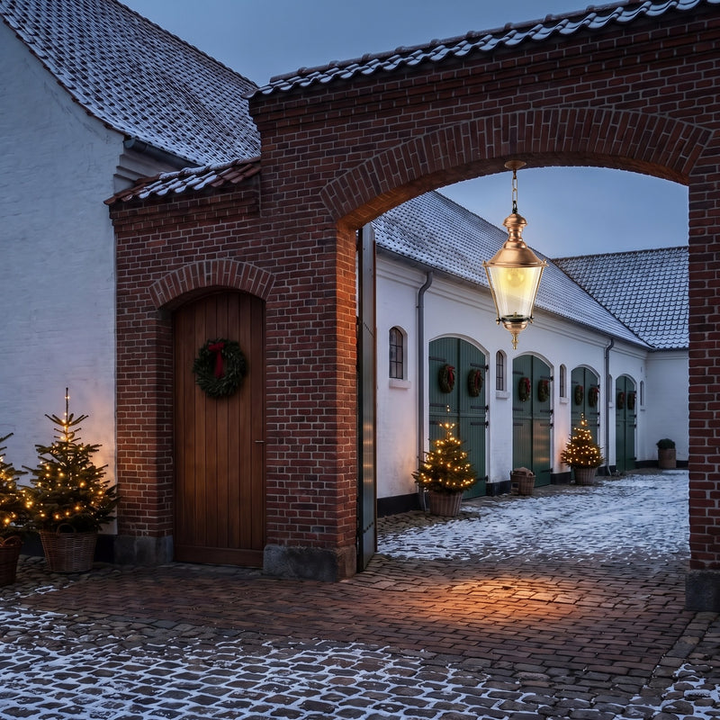 M29 kobberlampe hængende i kæde, 39 cm i brug udendørs