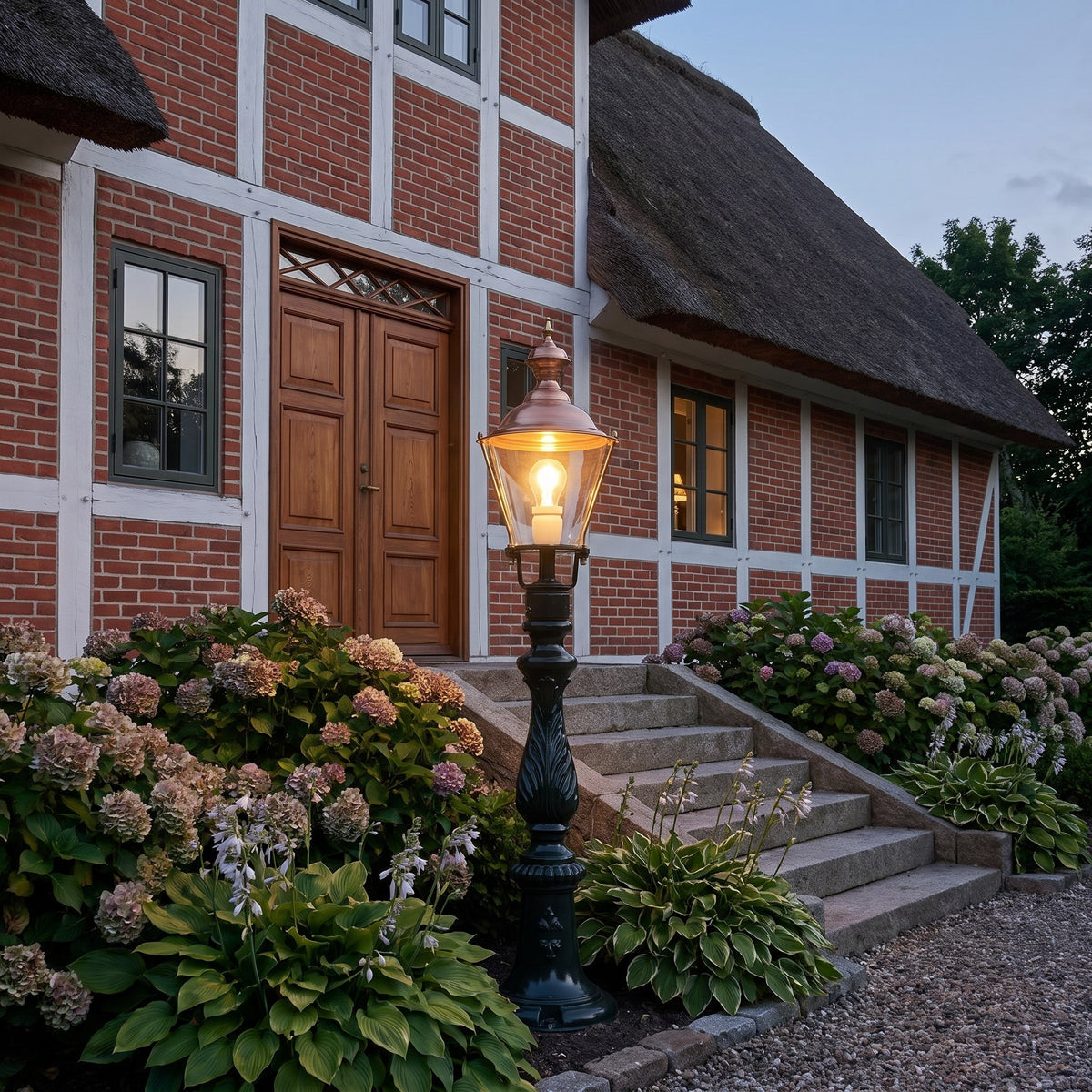 Medemblick standerlampe m/ K4b, 105 cm i brug udendørs