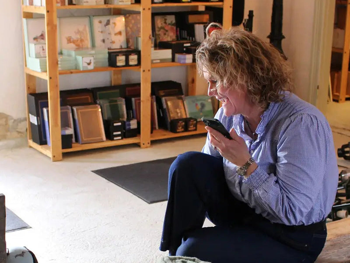 Merete fra Casa Living i telefonen i showroomet på Priorskov Gods