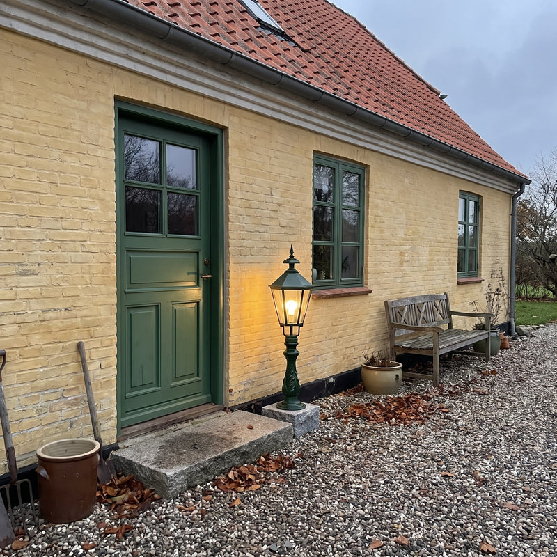 Oxford 12 sokkellampe, m/K7c, 82 cm i brug udendørs i aftenlys