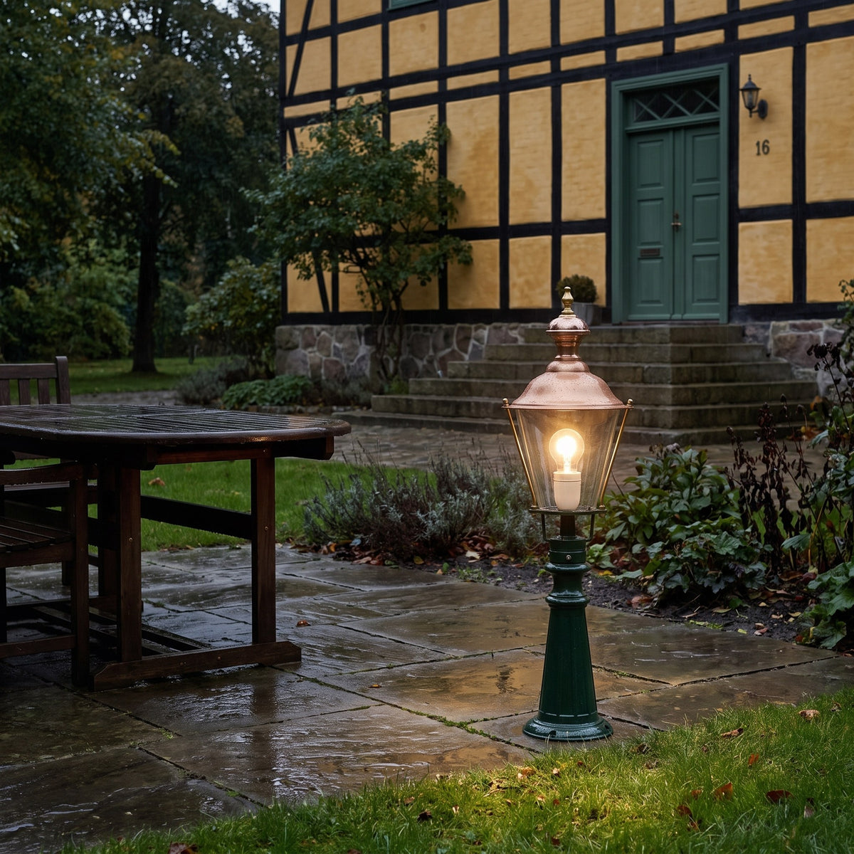 Pantar standerlampe m/ K4b, 75 cm i brug udendørs i aftenlys