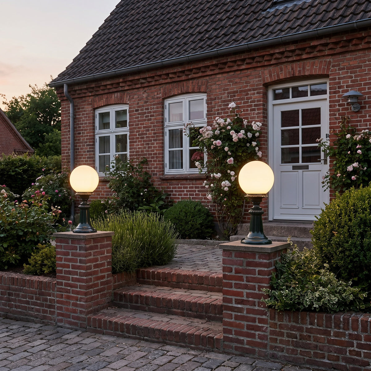 R 225 sokkellampe, rund 25 cm, 55 cm i brug udendørs