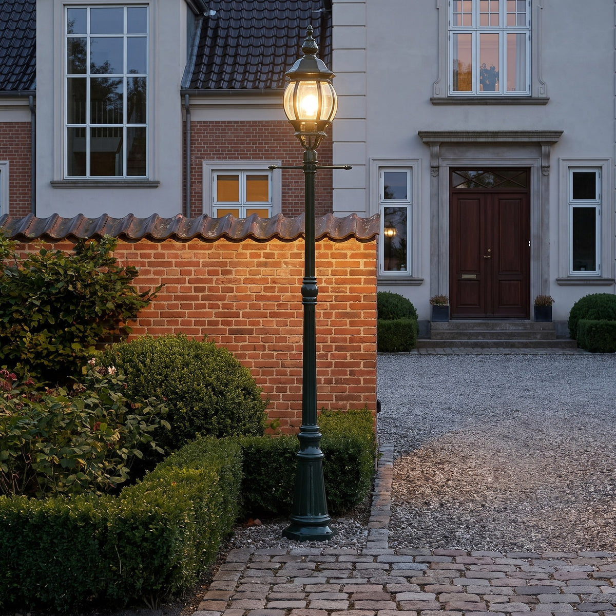Santiago standerlampe m/ IT 2, hjd 228 cm i brug udendørs