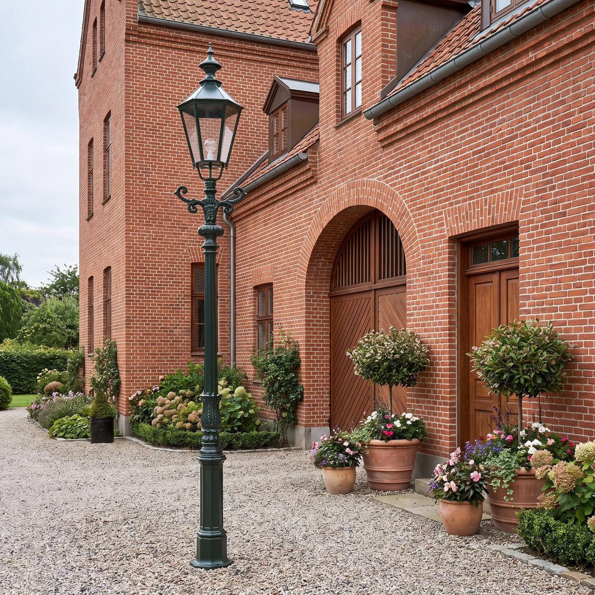 Schiedam støbejern standerlampe, m/ K7, 335 cm i brug udendørs i aftenlys